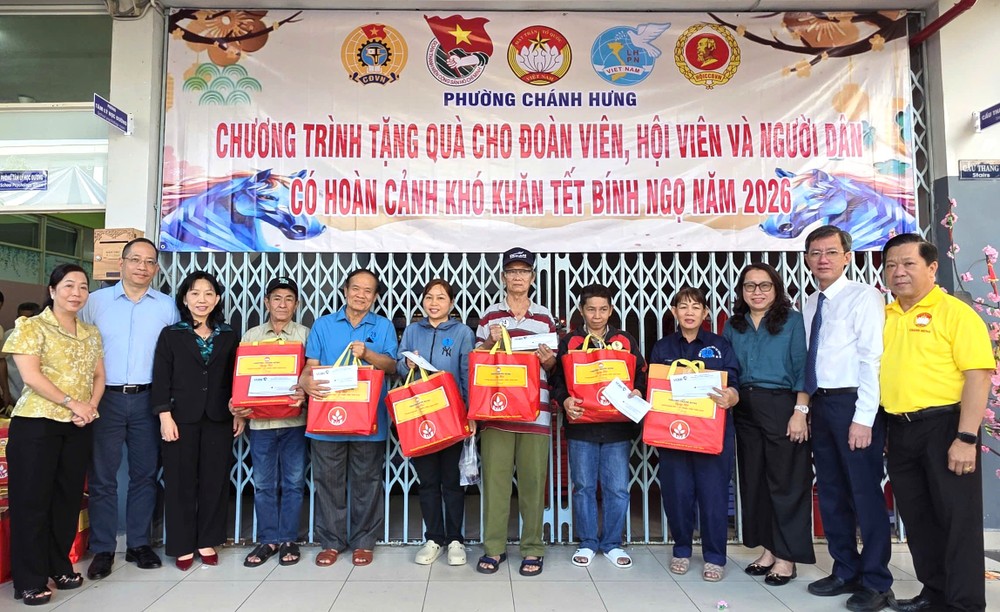 政兴坊贫困居民在领取礼物时的喜悦瞬间。 