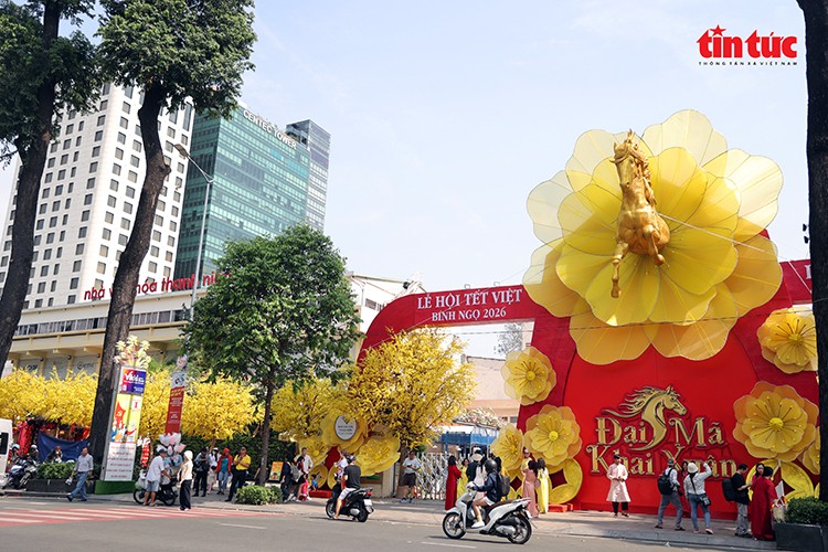 众多市民、游客来到青年文化宫游览及拍照。 