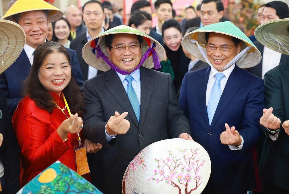 政府总理范明政参观2026年首届春季博览会的工艺美术展位。图自越通社