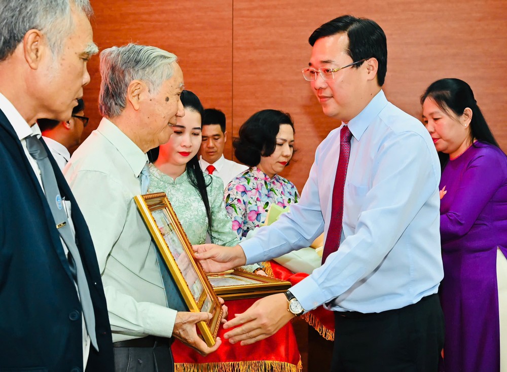 黎国锋副书记向党员颁授党龄纪念章。 