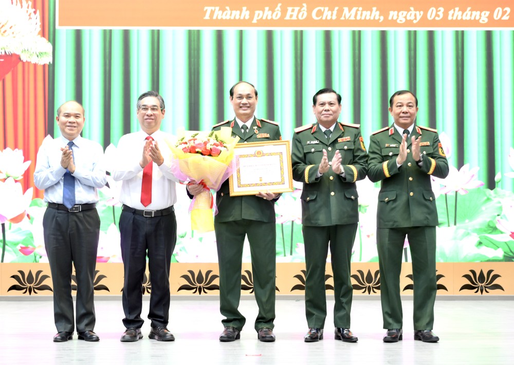 阮福禄副书记向阮文南中将颁授40年党龄纪念章。 