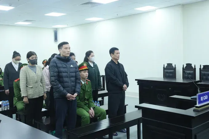 各被告在法庭上。