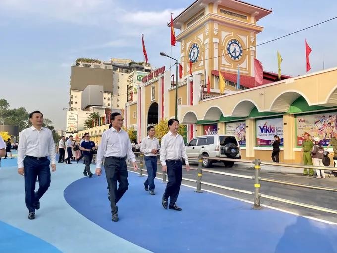 胡志明市市委书记陈留光视察滨城市场区域。