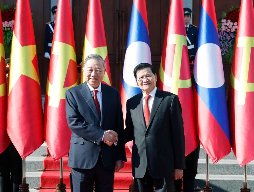 老挝总书记、国家主席通伦主持隆重仪式，欢迎苏林总书记一行到访。图自越通社 