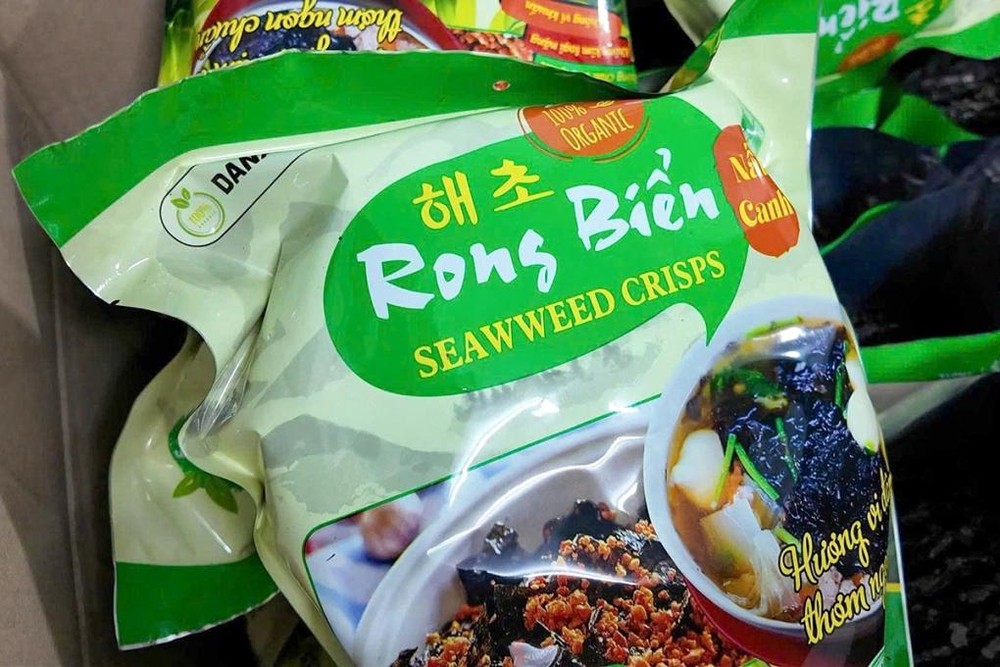 阮晋贤夫妻从中国进口的干紫菜以DANAFOOD品牌出售。