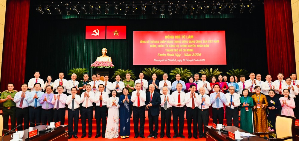 苏林总书记探望并向胡志明市党部、政府与人民贺年。