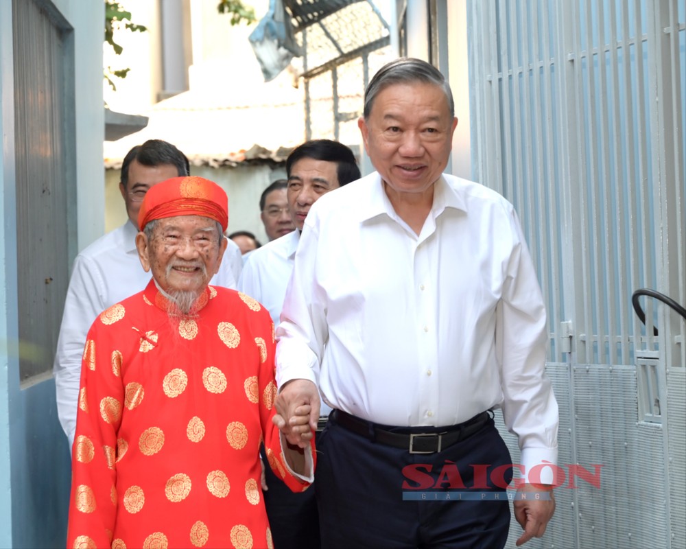 苏林总书记探望并向阮廷思研究家贺年。