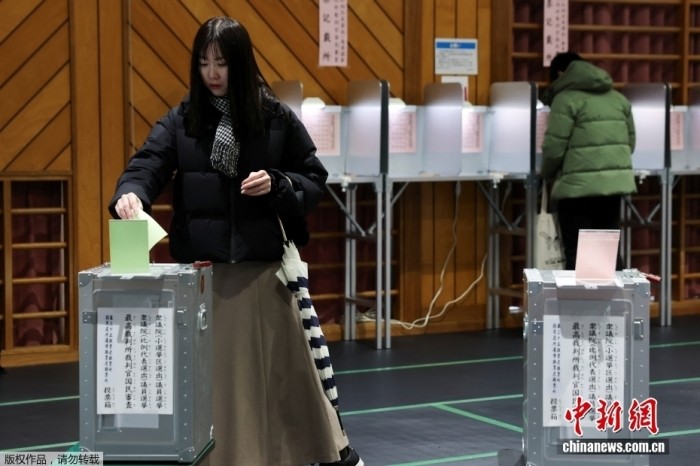 当地时间2月8日，日本东京，民众在一处投票站进行投票。 
