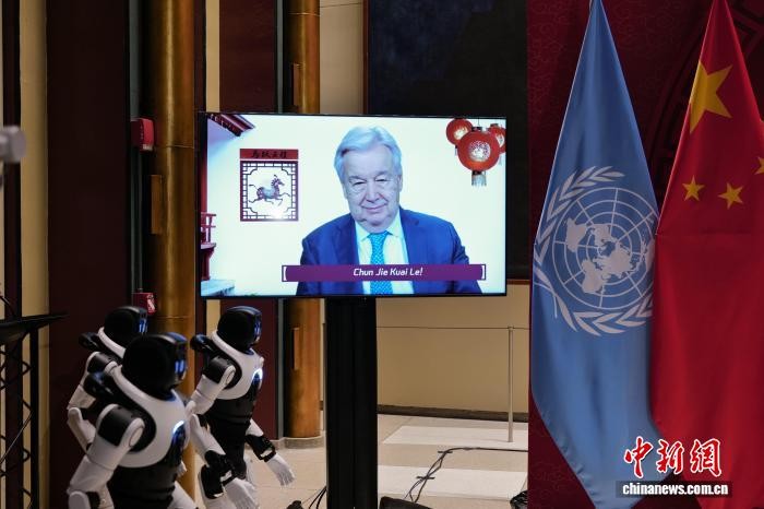 当地时间2月9日，联合国秘书长古特雷斯新春致辞视频在纽约联合国总部播放。 中新社记者 王帆 摄 