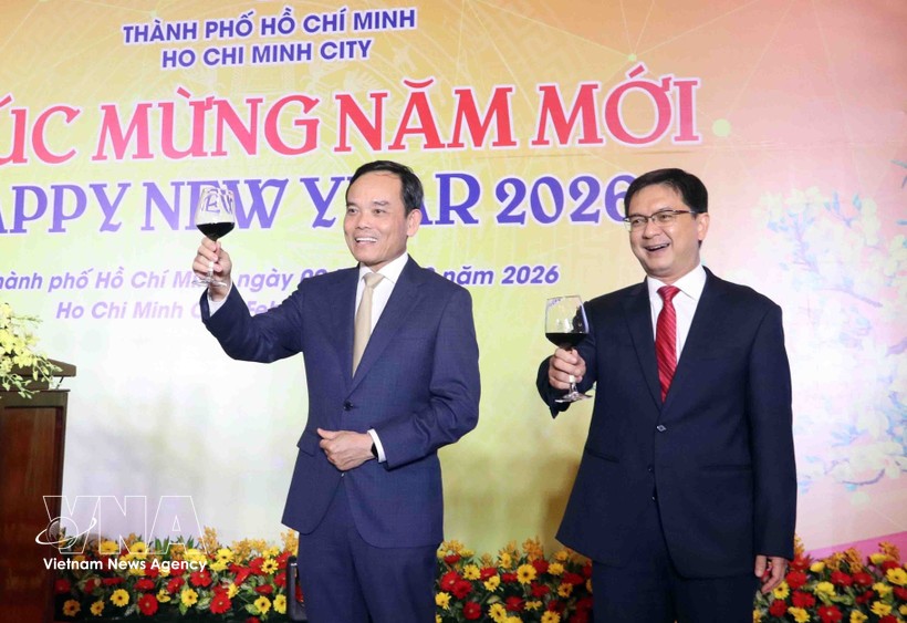 党中央政治局委员、胡志明市市委书记陈留光（左）与各位来宾举杯共庆新年。 