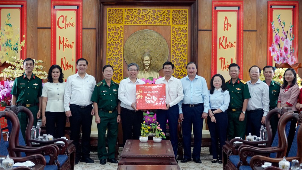 阮福禄副书记赠送礼物并向西宁省党部、政府和人民贺年。