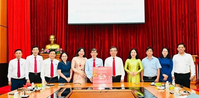 阮福禄副书记与工作团探望并向《西贡解放报》拜年。