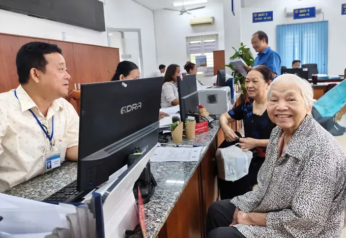 棋盘坊居民陶氏蓉对行政手续能够迅速办理欣喜不已。