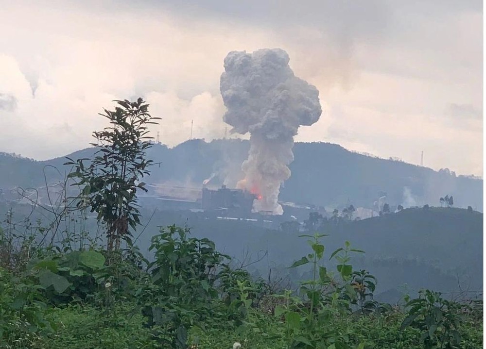 在老街的爆炸事故发生后，浓烟冒起。