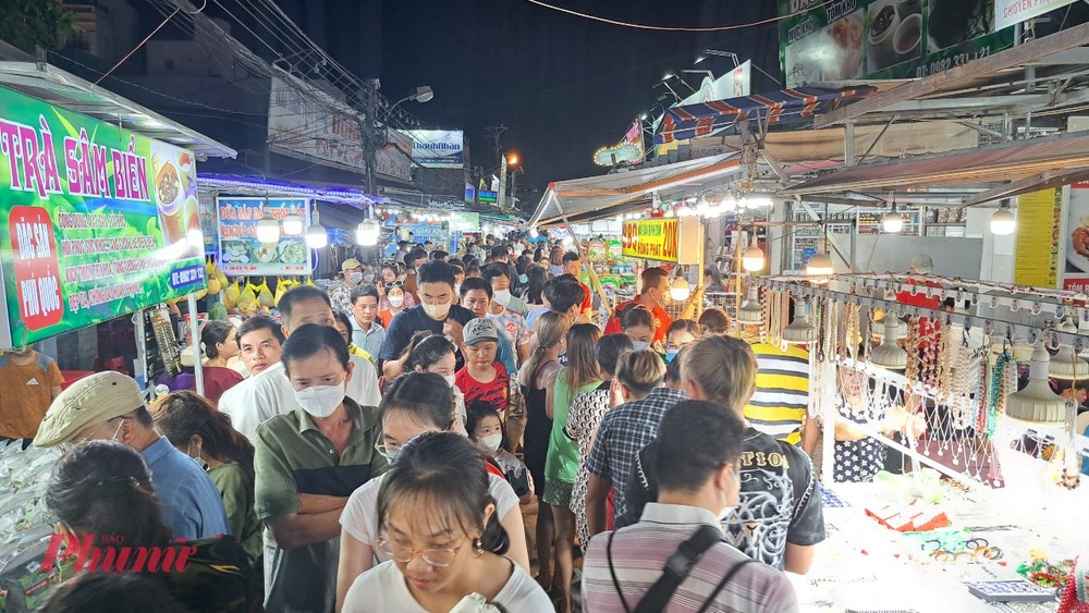 大量游客在富国夜市。