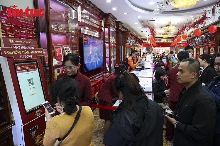  财神诞期间，广大民众前来金店交易。