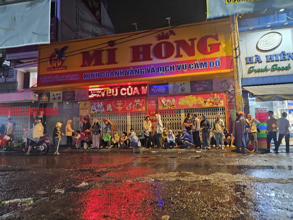  一大早，市民冒雨在媚红金铺前等候买金。