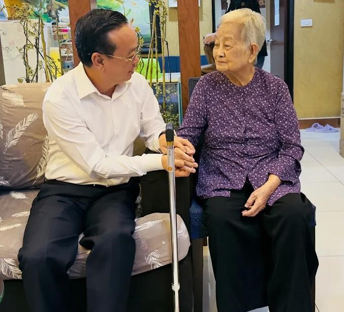 胡志明市人委会副主席裴明盛向谢氏锺医生致以诚挚问候和祝福。