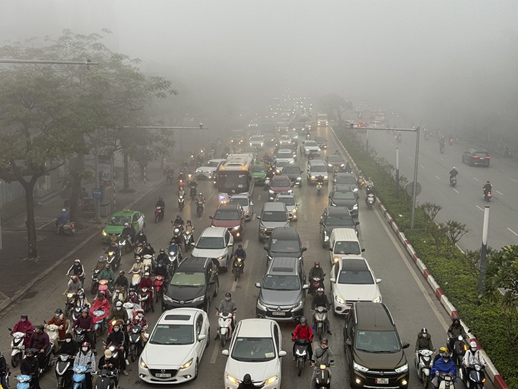北部地区若干地方降雨，清晨出现轻雾。