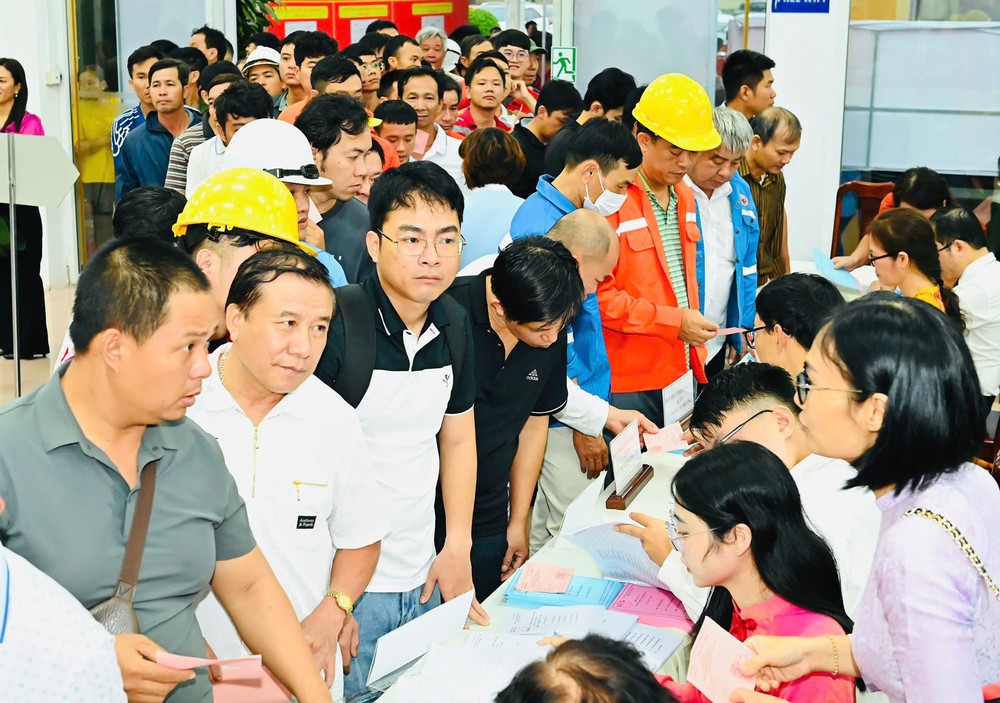  选民在三胜坊7号投票区提前投票。 