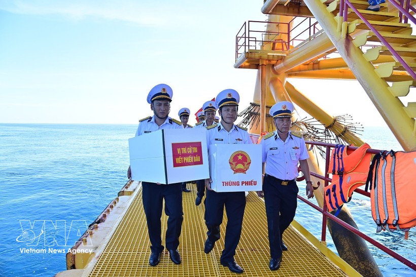 选举组将投票箱运送到DK1/9瞭望台。 