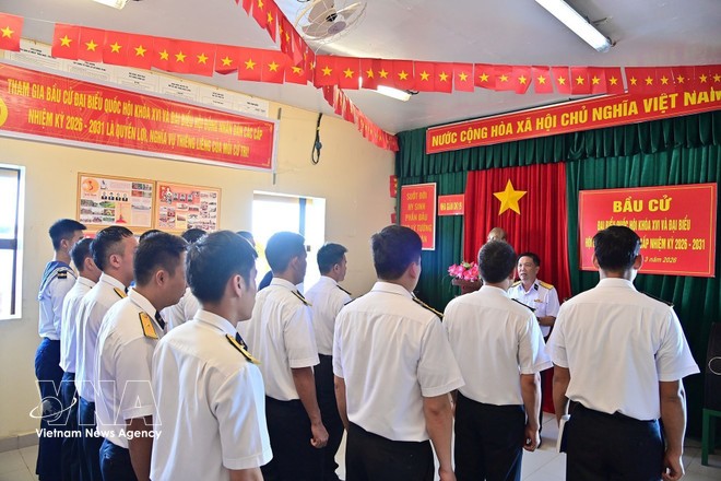 vna-potal-nhieu-don-vi-dang-lam-nhiem-vu-tren-bien-da-thuc-hien-bau-cu-som-8614277.jpg