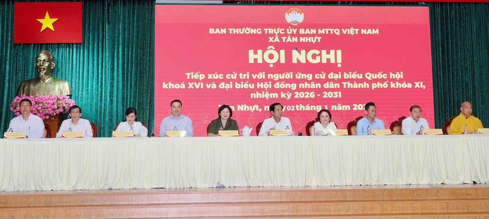 候选人出席选民接触会议。