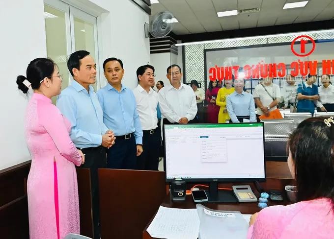 在与选民接触会议前，胡志明市市委书记陈留光与候选人已前往视察富润坊公共行政服务中心。 