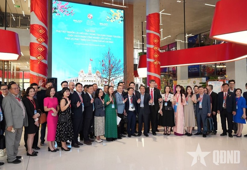 与会代表在“侨胞与越南投资机遇：破除障碍—激活资源”座谈会上合影。图自《人民军队》报 