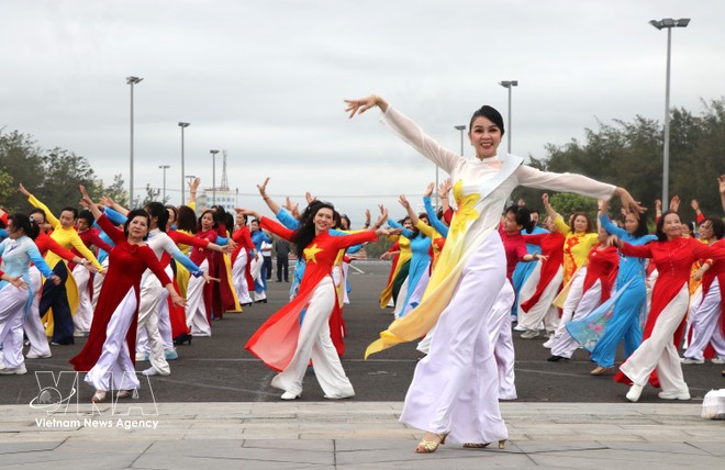 vna-potal-hon-1000-phu-nu-phu-yen-dong-dien-ao-dai-7901341.jpg