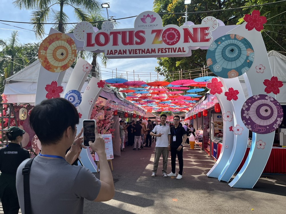 3月7日上午，年轻人在“九‧二三”公园举行的越日盛会拍照打卡。