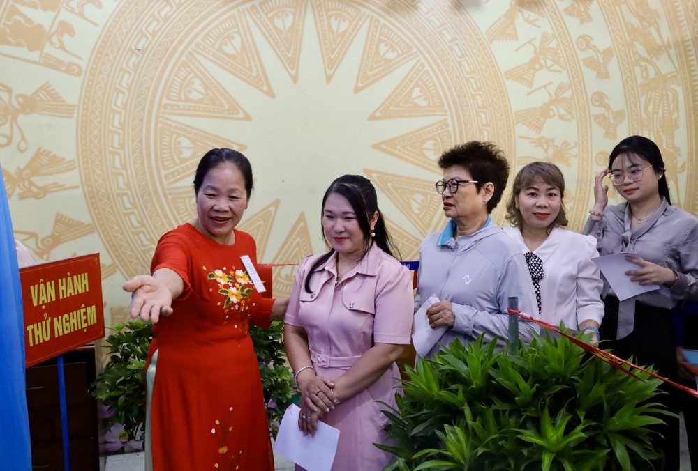 选举组成员热心指引选民进入划票室。