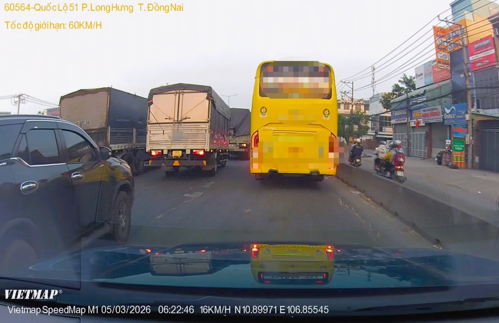 车辆违规行驶被民众摄像记录并向职能力量举报。