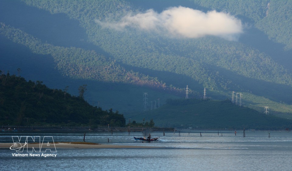 立安潟湖景色随时光流转不断变幻，呈现出静谧与壮丽并存的自然风貌。