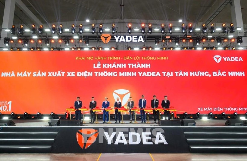 各位代表共同为位于北宁省新兴工业区的雅迪（YADEA）智能电动车制造厂落成剪彩。图自越通社 