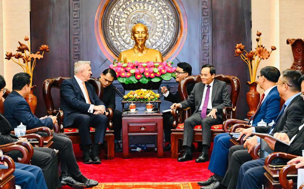  胡志明市市委书记陈留光与奥利弗·琼斯举行会议。