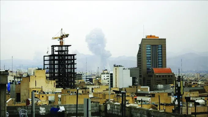 以色列空袭后，伊朗德黑兰冒出浓烟。