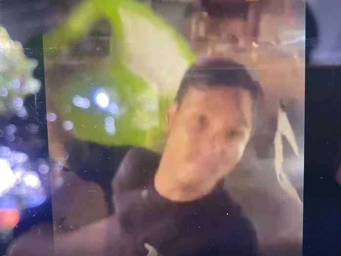 名男子拿着塑料椅冲上前殴打送货司机。