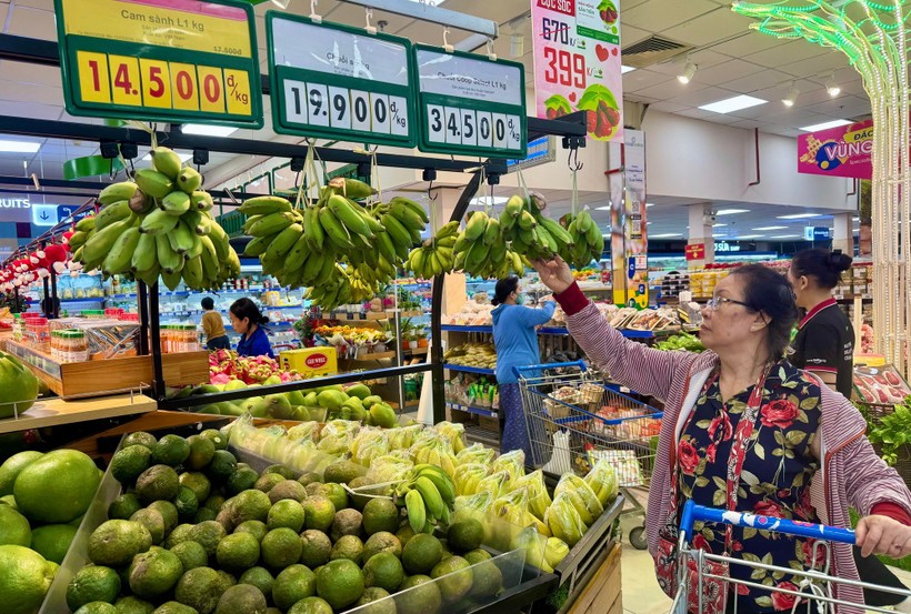市民在Co.op超市购买水果。