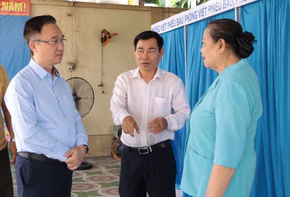 胡志明市市委副书记邓明通在那蓧坊平任街区投票点检查选举工作。