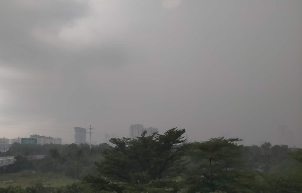 3月13日下午胡志明市出现逆季雨。