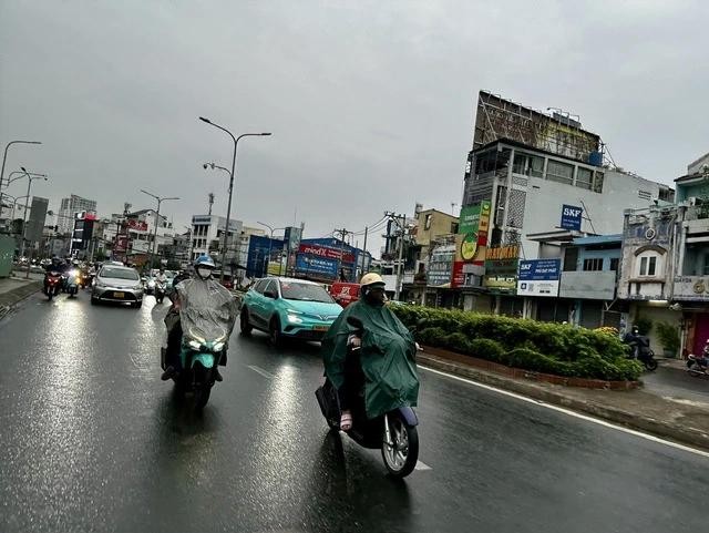 南部多地再现逆季雨。