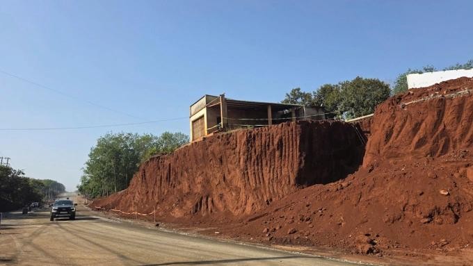 途经8个民户的路段暂时停工。