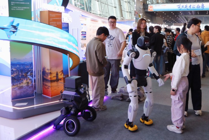 中国车企为何扎堆进军人形机器人？