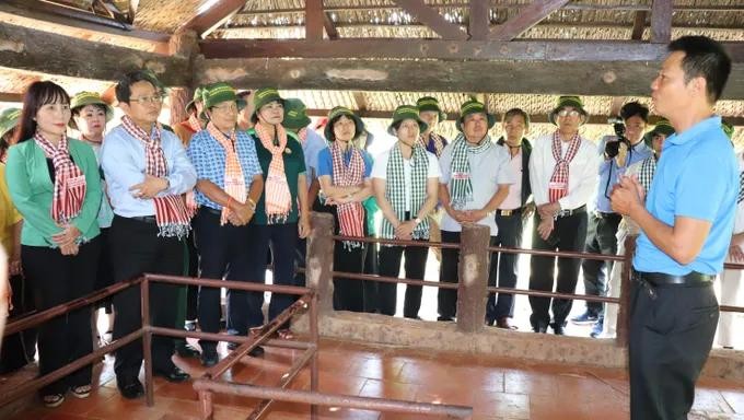 代表们参观隆福地道历史遗迹区。