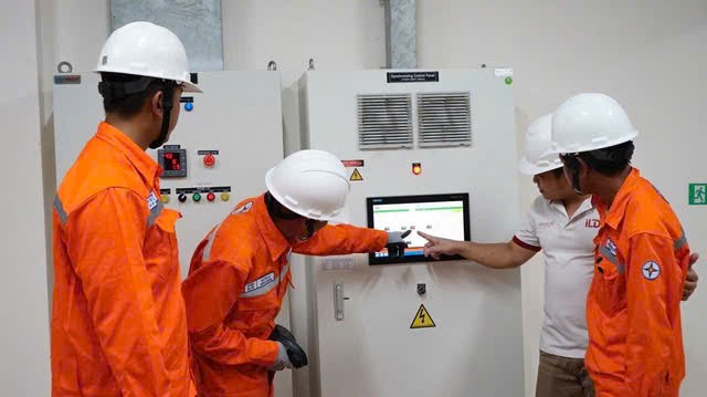 电力公司与客户配合确保电力供应。 