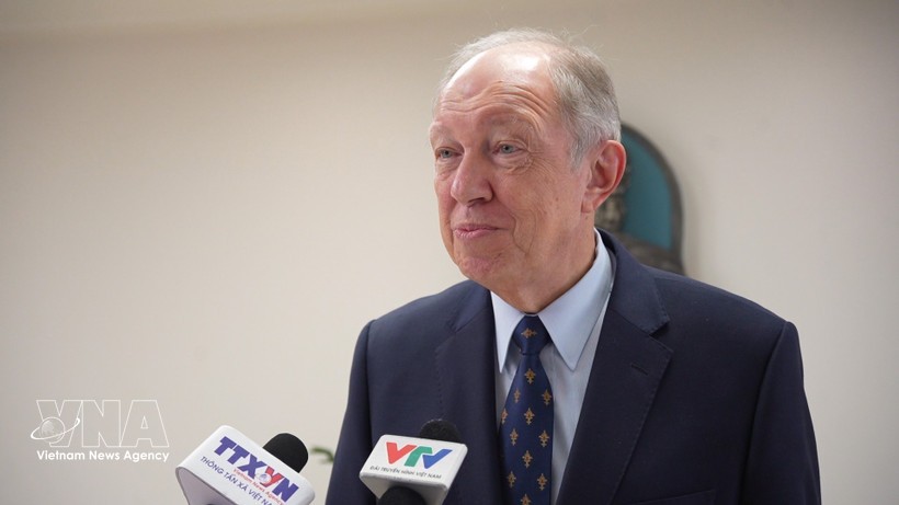 俄罗斯前驻越南大使、评委会主任安德烈·塔塔里诺夫接受记者的采访。