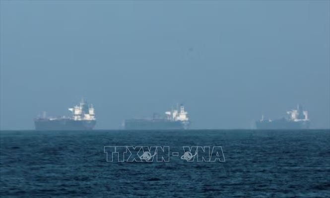 在伊朗限制通过霍尔木兹海峡航运活动的背景下，船只2026年3月3日停泊在阿联酋富查伊拉外海。图：REUTERS/越通社。 