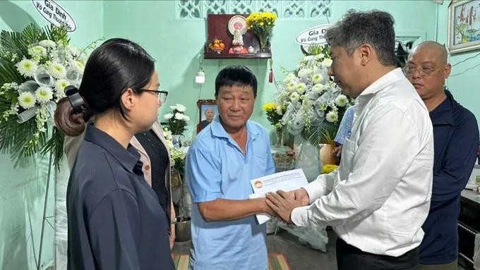 平兴和坊党委书记、人民议会主席阮越桂山慰问遇难者家属。