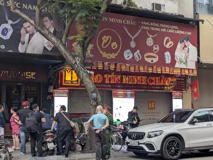 到下午4时30分，职能力量仍在陈仁宗街29号金店内开展工作。